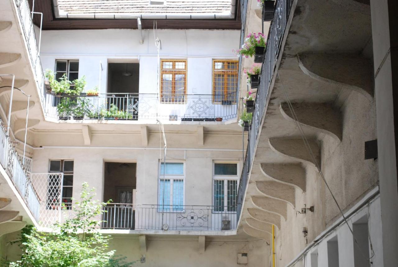 Stylish Studios Apartment In The City Center With Air Conditioning Budapest Exterior photo